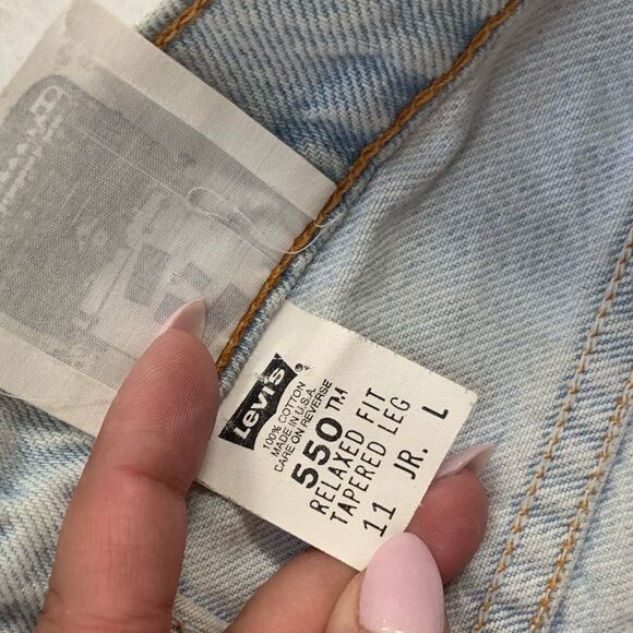 Light wash Levi shorts - Picture 10 of 10